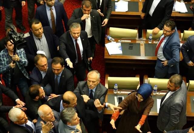 Ankara Belediye Meclis Toplantısında Kavga Çıktı, Mansur Yavaş Araya Girdi