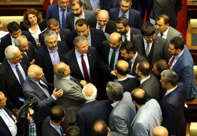 Ankara Belediye Meclis Toplantısında Kavga Çıktı, Mansur Yavaş Araya Girdi