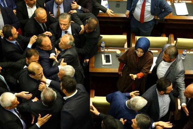 Ankara Belediye Meclis Toplantısında Kavga Çıktı, Mansur Yavaş Araya Girdi