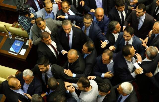 Ankara Belediye Meclis Toplantısında Kavga Çıktı, Mansur Yavaş Araya Girdi