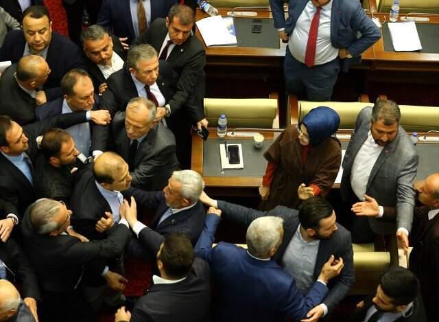 Ankara Belediye Meclis Toplantısında Kavga Çıktı, Mansur Yavaş Araya Girdi