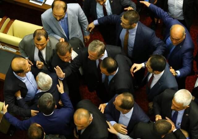 Ankara Belediye Meclis Toplantısında Kavga Çıktı, Mansur Yavaş Araya Girdi
