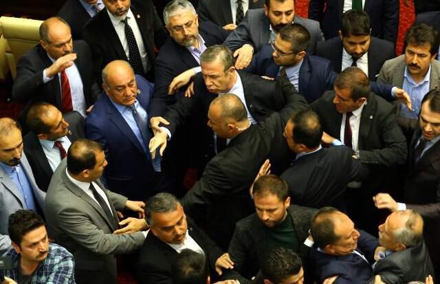 Ankara Belediye Meclis Toplantısında Kavga Çıktı, Mansur Yavaş Araya Girdi