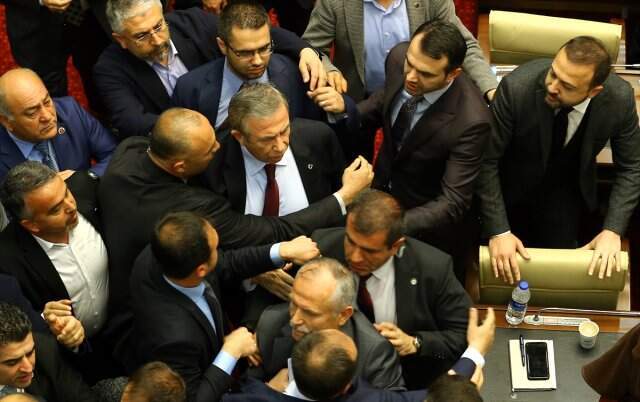 Ankara Belediye Meclis Toplantısında Kavga Çıktı, Mansur Yavaş Araya Girdi