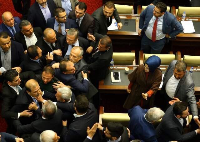 Ankara Belediye Meclis Toplantısında Kavga Çıktı, Mansur Yavaş Araya Girdi