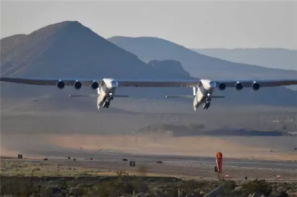 Dünyanın En Büyük Uçağı Stratolaunch, İlk Uçuşunu Başarıyla Tamamladı (Video)