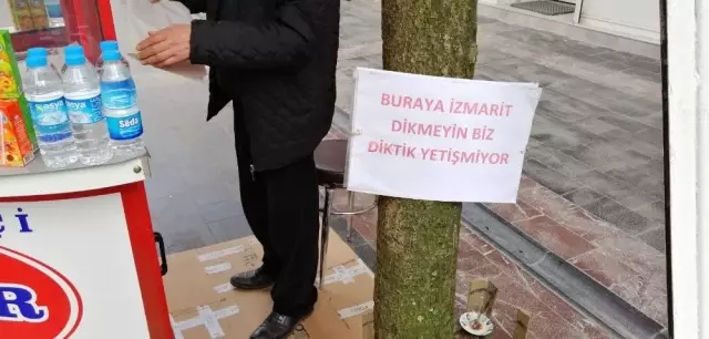 Sigara İzmaritinden Bıkan Esnafın Tabelaya Yazdığı Yazı Görenleri Gülümsetti