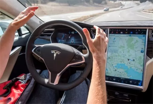 Tesla, Tam Otomatik Sürücü Özelliğinin Fiyatını Arttırıyor