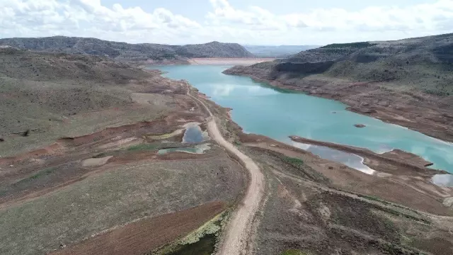 Sivas'ta Bulunan 4 Eylül Barajı Kurudu, Mezarlar Ortaya Çıktı