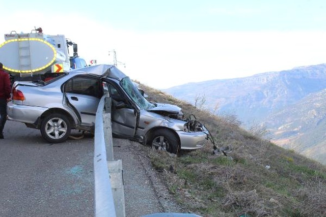 Bariyerlere Saplanan Otomobil, Uçuruma Yuvarlanmaktan Kurtuldu