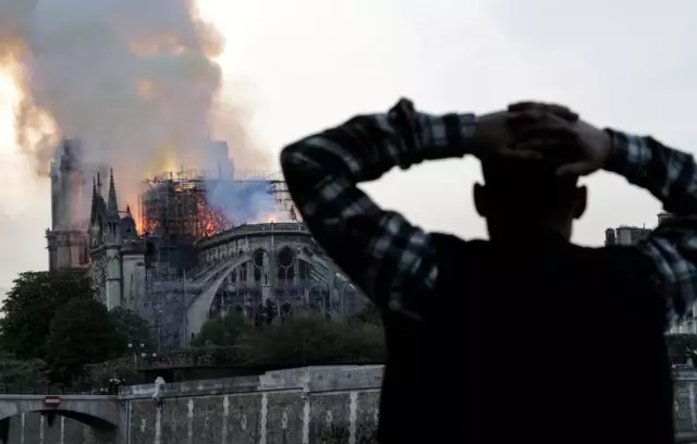 Fotoğraflarla: Notre-Dame'ın Kamburu'nun Evi Yanıyor