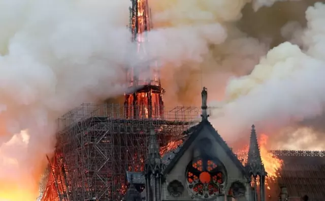 Fotoğraflarla: Notre-Dame'ın Kamburu'nun Evi Yanıyor