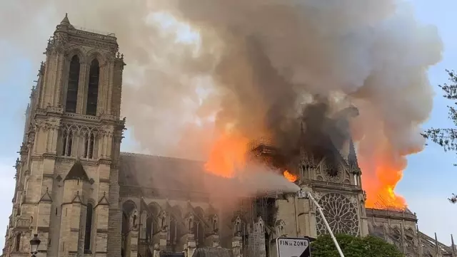 Fotoğraflarla: Notre-Dame'ın Kamburu'nun Evi Yanıyor