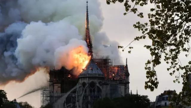 Fotoğraflarla: Notre-Dame'ın Kamburu'nun Evi Yanıyor