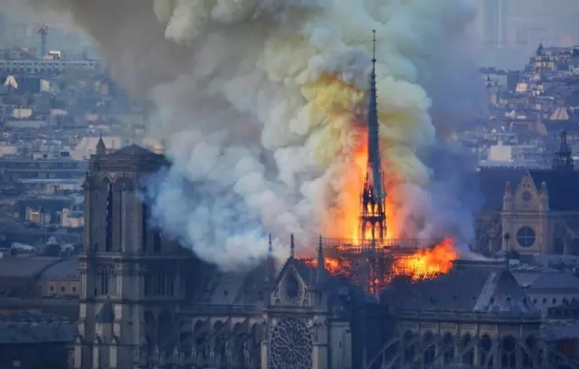 Fotoğraflarla: Notre-Dame'ın Kamburu'nun Evi Yanıyor