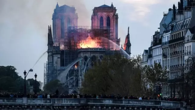 Fotoğraflarla: Notre-Dame'ın Kamburu'nun Evi Yanıyor