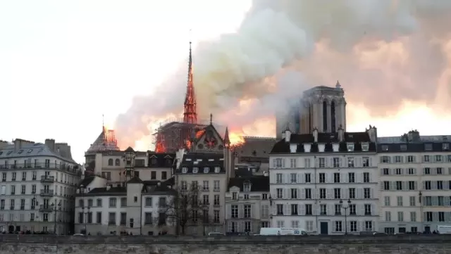 Fotoğraflarla: Notre-Dame'ın Kamburu'nun Evi Yanıyor