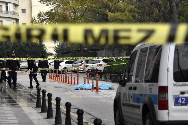 Veda Mektubu Bırakan Genç Kız, Plazanın 42'nci Katından Atladı
