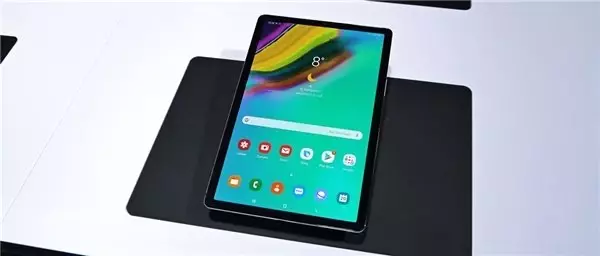 Samsung'dan Duvarları Delip Geçen Galaxy Tab S5e Videosu