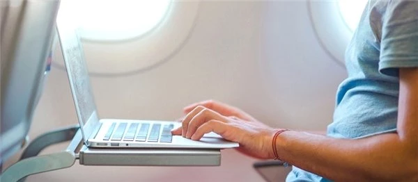 Uçakta Mobil İnternet Kullanan Yolcu, Uçuk Telefon Faturası ile Şok Yaşadı