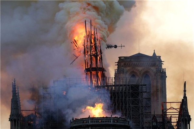 850 Yıllık Notre Dame Katedrali, Gözyaşları İçerisinde Yandı
