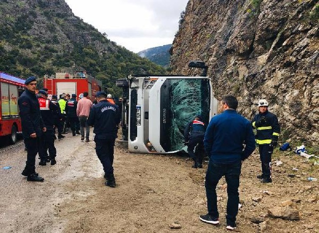 Antalya'da Yolcu Midibüsü Devrildi: 3 Ölü, 14 Yaralı