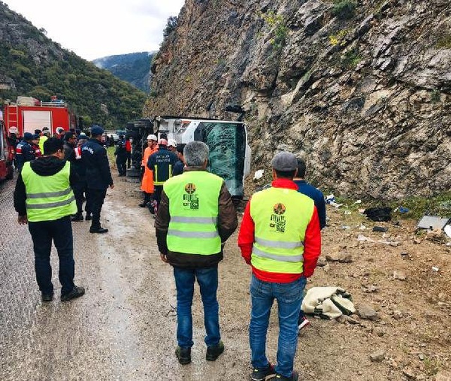 Antalya'da Yolcu Midibüsü Devrildi: 3 Ölü, 14 Yaralı