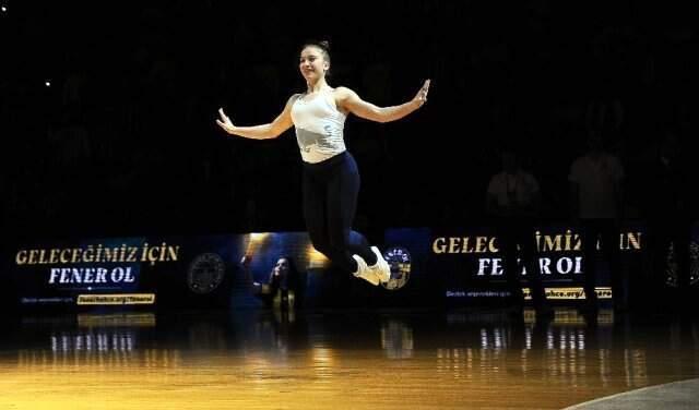 Ayşe Begüm Onbaşı, Yaptığı Şovla Fenerbahçe Tribünlerini Coşturdu