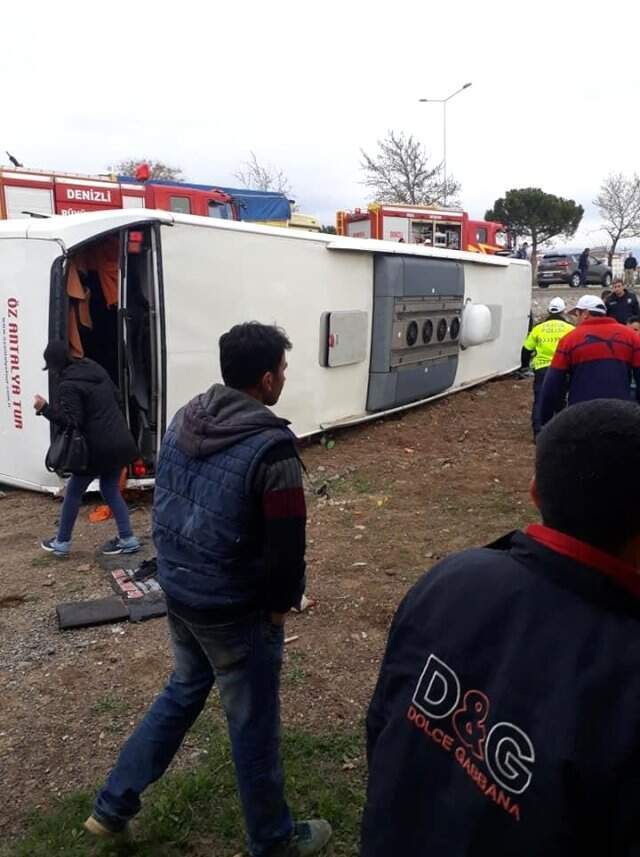 Denizli'de Öğrencileri Taşıyan Tur Otobüsü Devrildi: 34 Yaralı Denizli'de Öğrencileri Taşıyan Tur Otobüsü Devrildi: 34 Yaralı