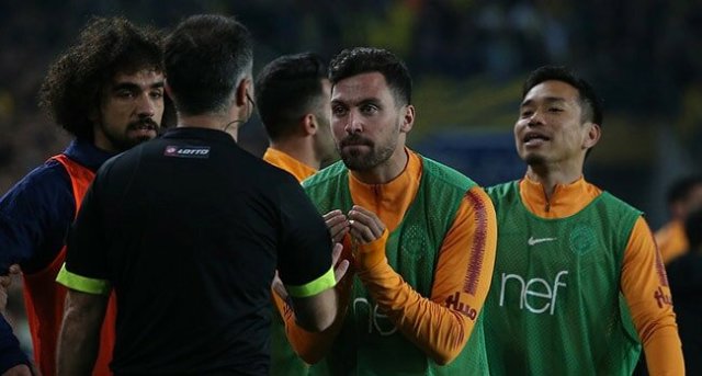 Galatasaraylı Futbolcu Derbi Sonrası Kadro Dışı Bırakılacak, <a class='keyword-sd' href='/hasan-sas/' title='Hasan Şaş'>Hasan Şaş</a> 'Gerekeni Yapacağız' Dedi