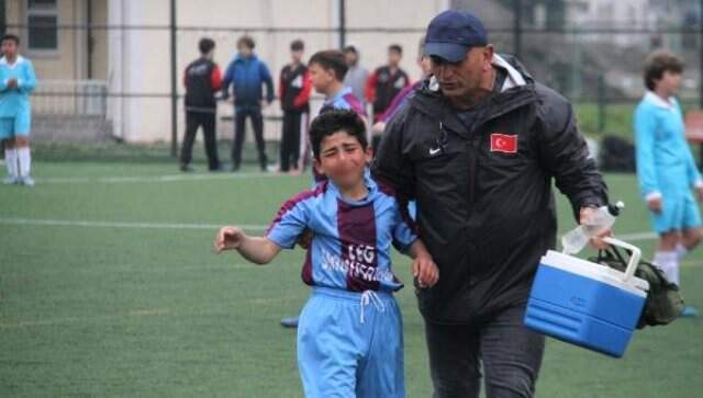Küçük Futbolcu Gözyaşlarına Boğuldu: 'Bırak Beni Oyuna Gireyim' Küçük Futbolcu Gözyaşlarına Boğuldu: Bırak Beni Oyuna Gireyim