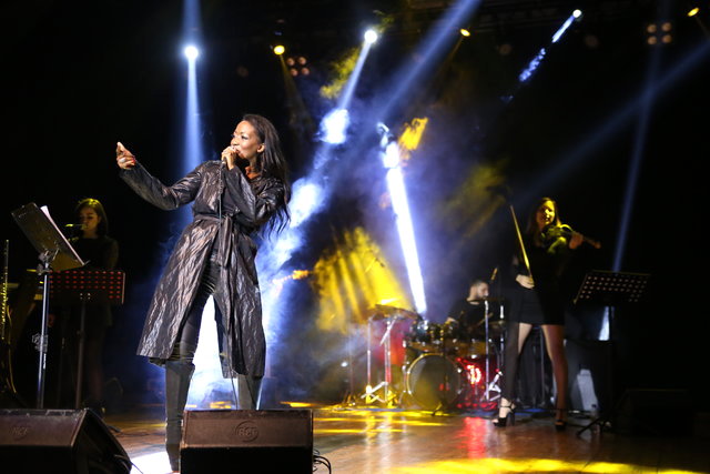 Müslüman Olan ABD'li Şarkıcı Della Miles, Sahne Ücretlerini Türk Lirasına Çevirdi