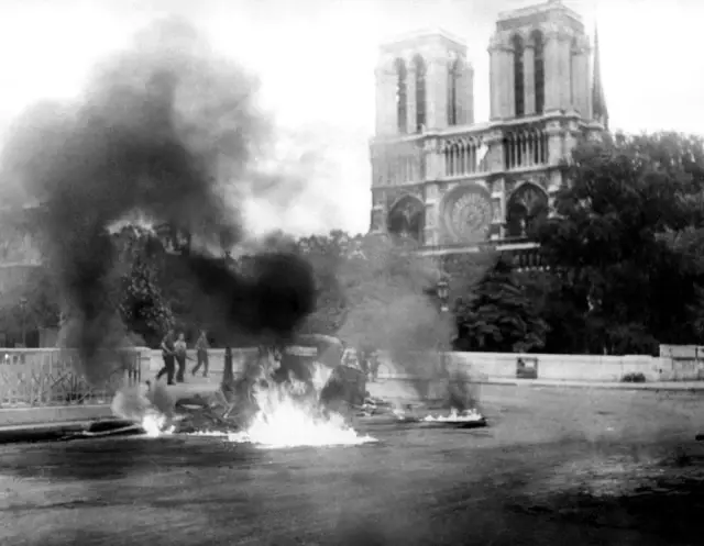 Notre-Dame Yangını: Tarihi Fotoğraflarla ve Olaylarla Fransa Cumhurbaşkanı Macron'un 'Yeniden İnşa...