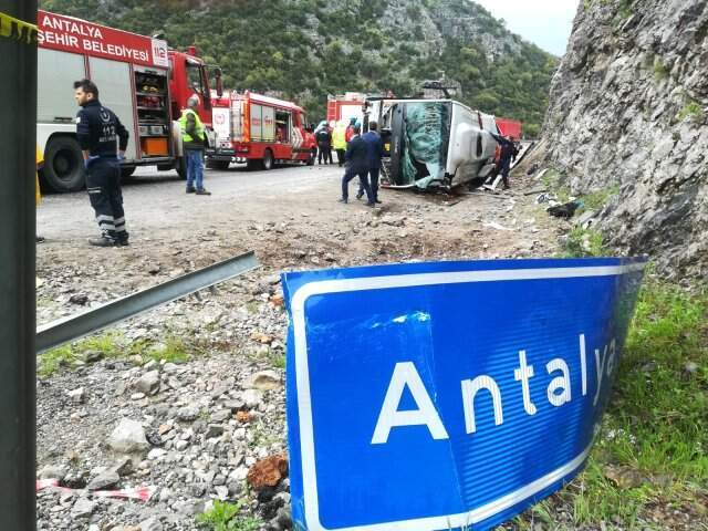 Son Dakika! Antalya'da Yolcu Midibüsü Devrildi: 2 Ölü, 15 Yaralı Antalya'da Yolcu Midibüsü Devrildi: 3 Ölü, 14 Yaralı