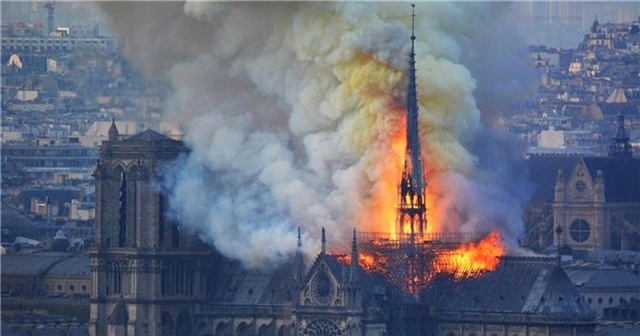 Youtube Algoritması, Notre Dame Katedrali'ndeki Yangını 11 Eylül Saldırılarıyla Eşleştirdi