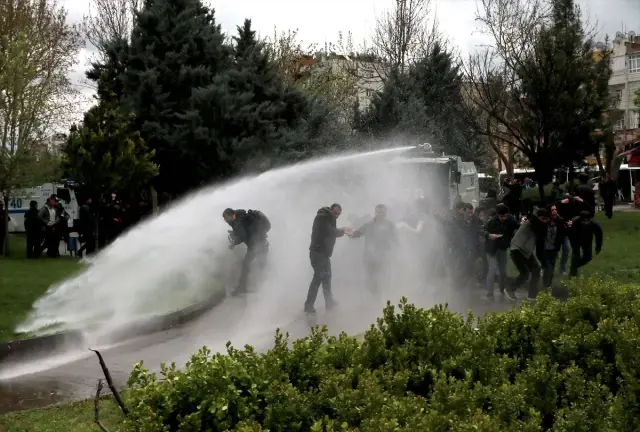 HDP'lilerin İzinsiz Eylemine Polis Tazyikli Suyla Müdahale Etti