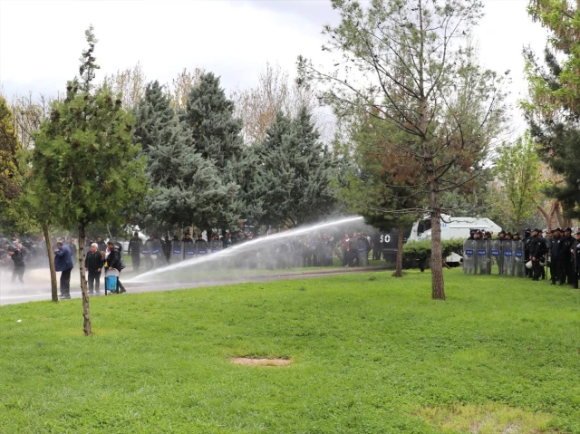 HDP'lilerin İzinsiz Eylemine Polis Tazyikli Suyla Müdahale Etti