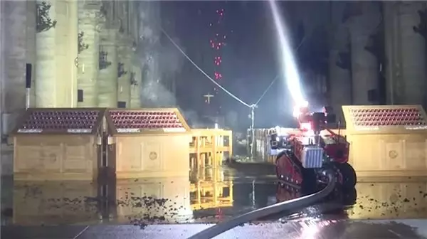 Notre Dame Yangınında Katedral'in İçini Söndüren Robot: Colossus (Video)