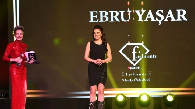 Şarkıcı Ebru Yaşar 16 Bin TL'lik Çizmeleriyle Ödül Törenine Damga Vurdu