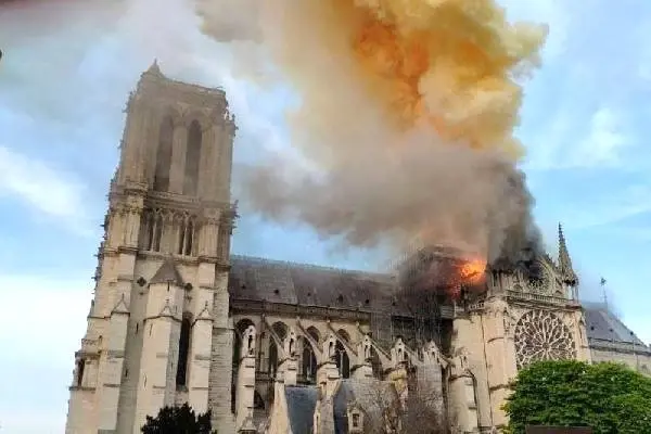 Tim Cook, Notre Dame Katedrali'nin Onarımı İçin Maddi Destek Sağlayacaklarını Açıkladı