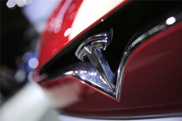 Bir Tesla Model X, Sebepsiz Yere Alevler İçinde Kaldı (Video)