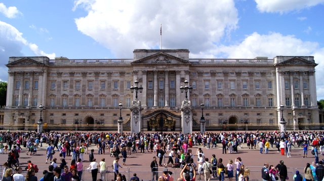 Buckingham Sarayı'na 25 Bin <a class='keyword-sd' href='/sterlin/' title='Sterlin'>Sterlin</a> Maaşla Çalışacak Bahçıvan Aranıyor