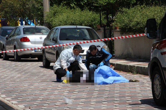 Cinnet Getiren Genç, Kız Arkadaşının Evinde Katliam Yaptı: 3 Ölü