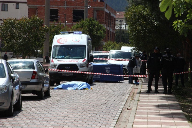 Cinnet Getiren Genç, Kız Arkadaşının Evinde Katliam Yaptı: 3 Ölü