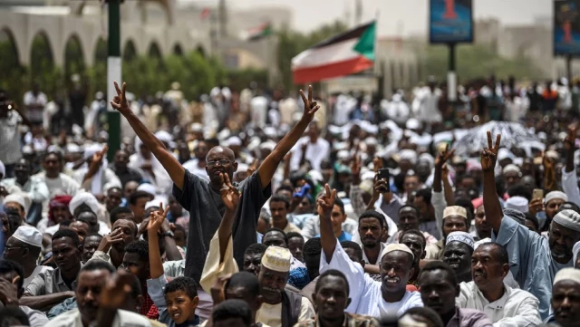 Devrik Sudan Lideri El Beşir'in Evinde 130 Milyon Dolardan Fazla Nakit Bulundu