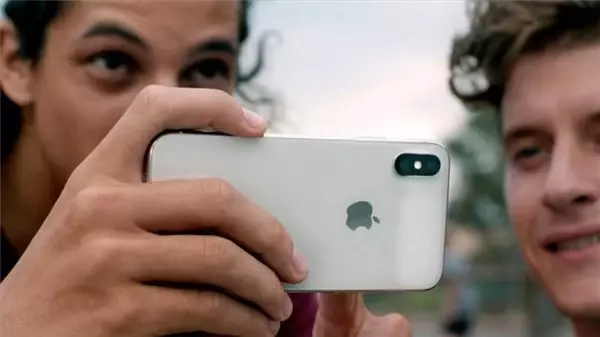 Telefonunu Elinize Tutuşturan İnsanların Fotoğraflarını Nasıl Çekersiniz?