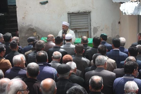 İş Adamı Vasiyeti Üzerine Evinin Yanına Yaptırdığı Caminin Avlusuna Gömüldü