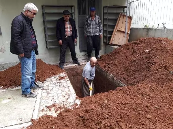 İş Adamı Vasiyeti Üzerine Evinin Yanına Yaptırdığı Caminin Avlusuna Gömüldü