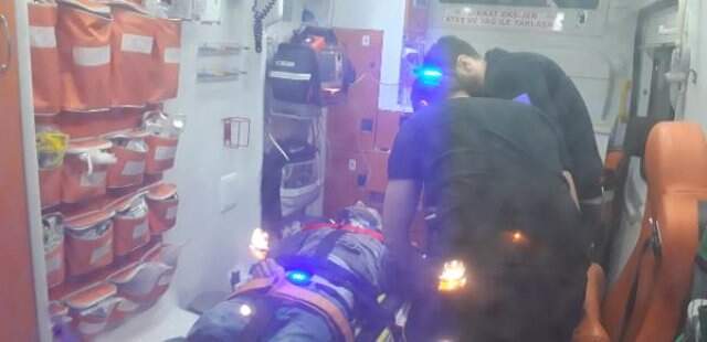 Araçlarındaki Hasarı İncelerken Otomobil Çarptı: 3 Yaralı