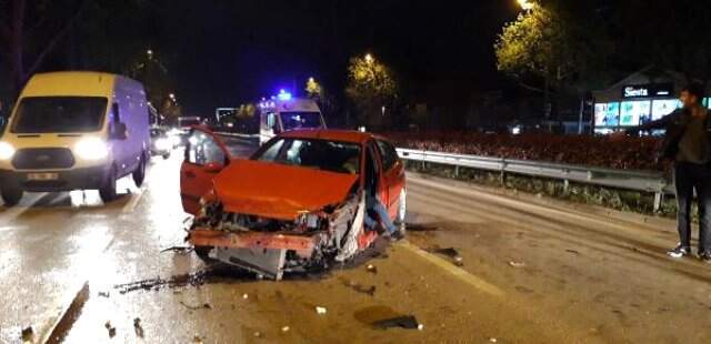 Araçlarındaki Hasarı İncelerken Otomobil Çarptı: 3 Yaralı
